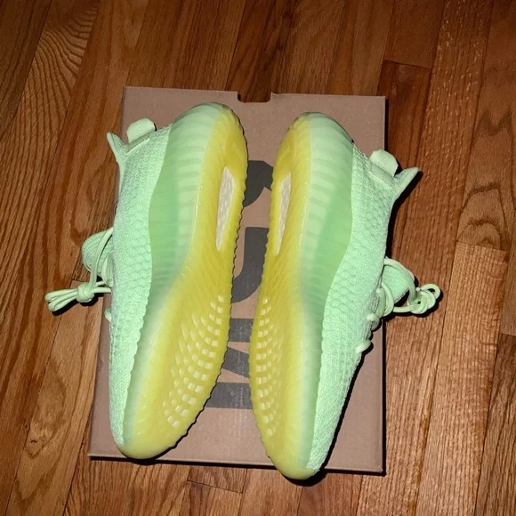GLOW in dark Neon Green Adidas Yeezy Boost 350 V2 BRAND NEW - Picture 4 of 6